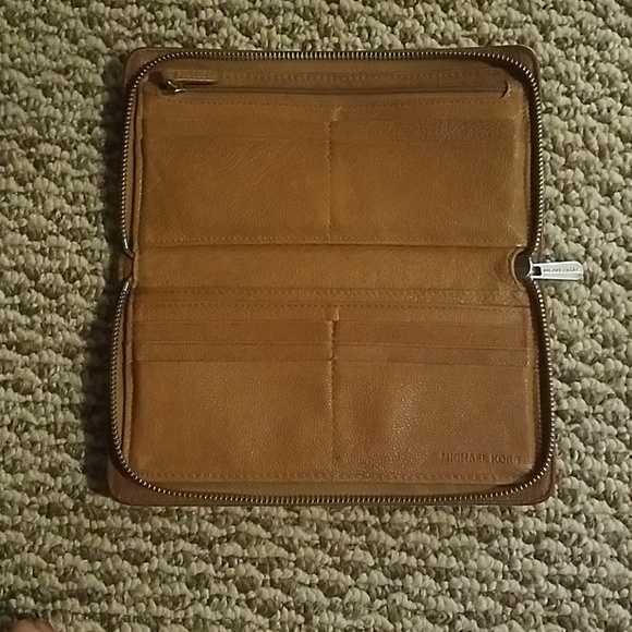 Micheal Kors Wallet - Picture 3 of 6